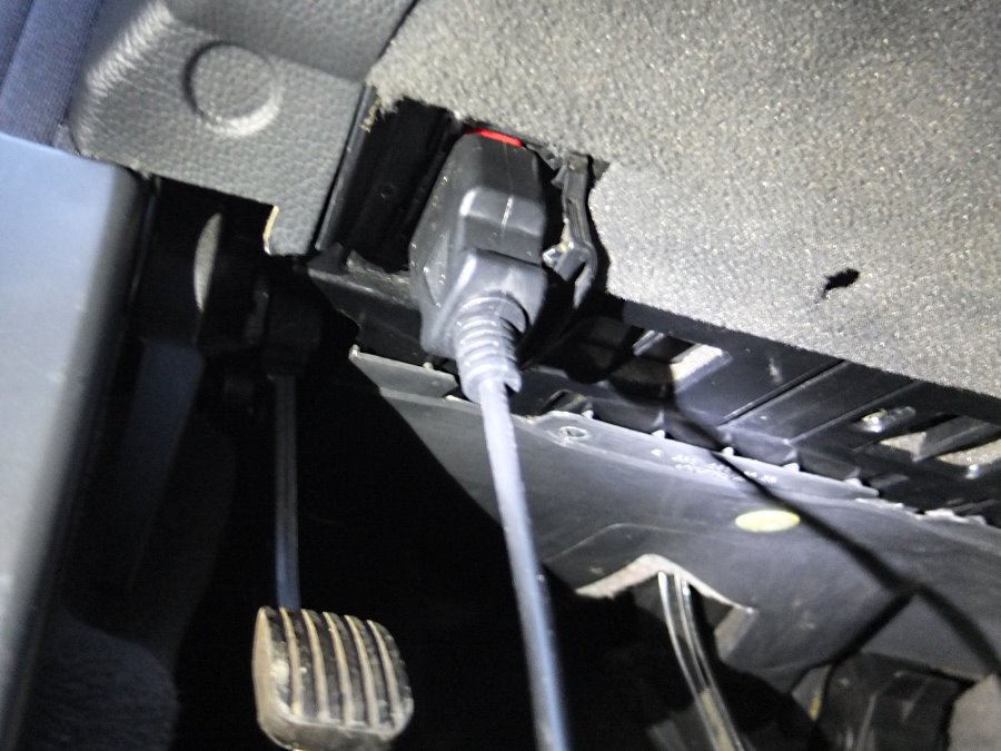 Plug scanner into Audi port for diy troubleshooting